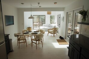 TV, fireplace - Perfect 3-bedroom house with pool on lush treed garden flag lot  in East Hampton (East Hampton)