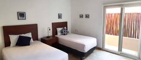 3 habitaciones, tabla de planchar con plancha, internet y ropa de cama