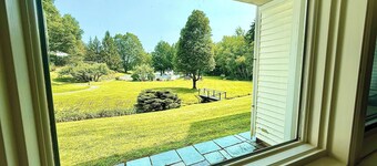 Newly Renovated Stowe Condo:Mtn Views, hiking/biking, ski in/out via trail, pool