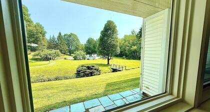 Newly Renovated Stowe Condo:Mtn Views, hiking/biking, ski in/out via trail, pool
