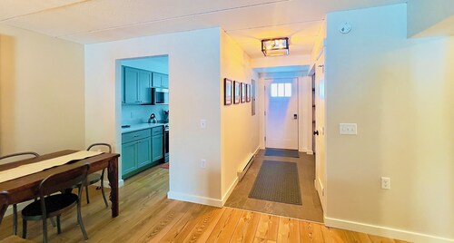 Newly Renovated Stowe Condo:Mtn Views, hiking/biking, ski in/out via trail, pool