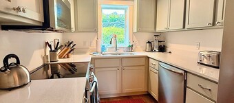 Newly Renovated Stowe Condo:Mtn Views, hiking/biking, ski in/out via trail, pool