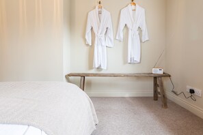 1 bedroom, iron/ironing board, Internet, bed sheets - The Cottage at Tuffon Hall, Sible Hedingham, Suffolk (Sible Hedingham)