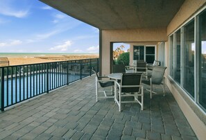 Outdoor dining - Coral Cove Escape | Team Joseph Ellen (Fernandina Beach)