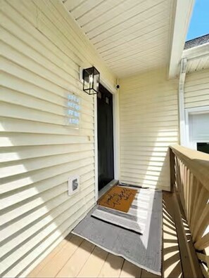 Exterior detail - Good Vibes LKA Lakeview with Boat Slip (Orange)