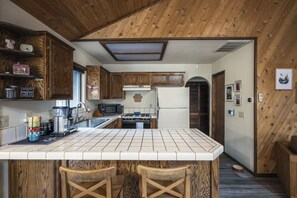 Fridge, microwave, oven, dishwasher - Whispering Pines | EV Chrg, Near Trails, Dogs Ok! (Big Bear)