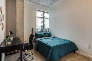 3 bedrooms, desk, iron/ironing board, WiFi - Spacious & Modern Stay near King St - Sleeps 6! (Charleston)