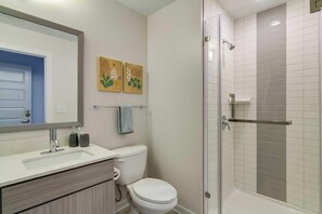 Shower, hair dryer, towels, shampoo - Spacious & Modern Stay near King St - Sleeps 6! (Charleston)