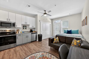 Desk, iron/ironing board, WiFi, bed sheets - Prime Spot Near UC with Work Desk, Balcony & Clubhouse (Cincinnati)