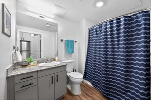 Shower, hair dryer, towels, shampoo - Prime Spot Near UC with Work Desk, Balcony & Clubhouse (Cincinnati)
