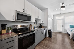 Fridge, microwave, oven, stovetop - Prime Spot Near UC with Work Desk, Balcony & Clubhouse (Cincinnati)