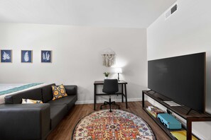 Interior - Modern Comfort Vibes with Desk, Balcony & Near UC (Cincinnati)