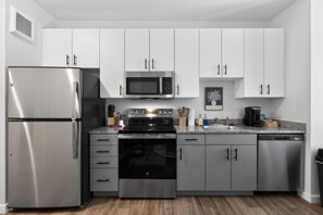 Fridge, microwave, oven, stovetop - Modern Comfort Vibes with Desk, Balcony & Near UC (Cincinnati)