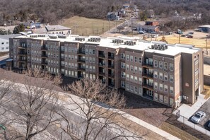 Exterior - Modern Comfort Vibes with Desk, Balcony & Near UC (Cincinnati)