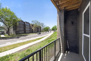 Property grounds - Modern Comfort Vibes with Desk, Balcony & Near UC (Cincinnati)