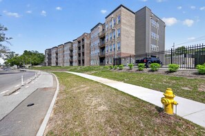 Exterior - Modern Comfort Vibes with Desk, Balcony & Near UC (Cincinnati)