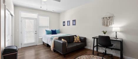 Desk, iron/ironing board, WiFi, bed sheets