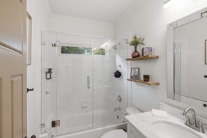 Shower, hair dryer, shampoo - Modern House Near BeltLine & Piedmont Park (Atlanta)