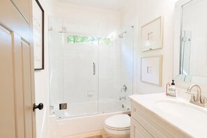 Hair dryer, towels, soap, toilet paper - Walkable Atlanta Stay l BeltLine + Piedmont Park, Atlanta (Atlanta)