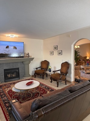 Living area - Beautiful & Luxurious 3 Bedroom Home Near All Amenities! (Calgary)