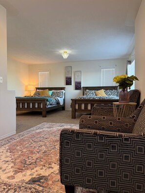 3 bedrooms, iron/ironing board - Beautiful & Luxurious 3 Bedroom Home Near All Amenities! (Calgary)
