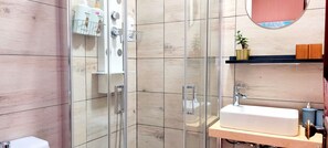 Dusche, Haartrockner, Handtücher, Toilettenpapier