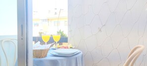 Outdoor dining - ihTop | 4 Bedrooms | 3 Bathrooms | 3 Balconies (Espinho)