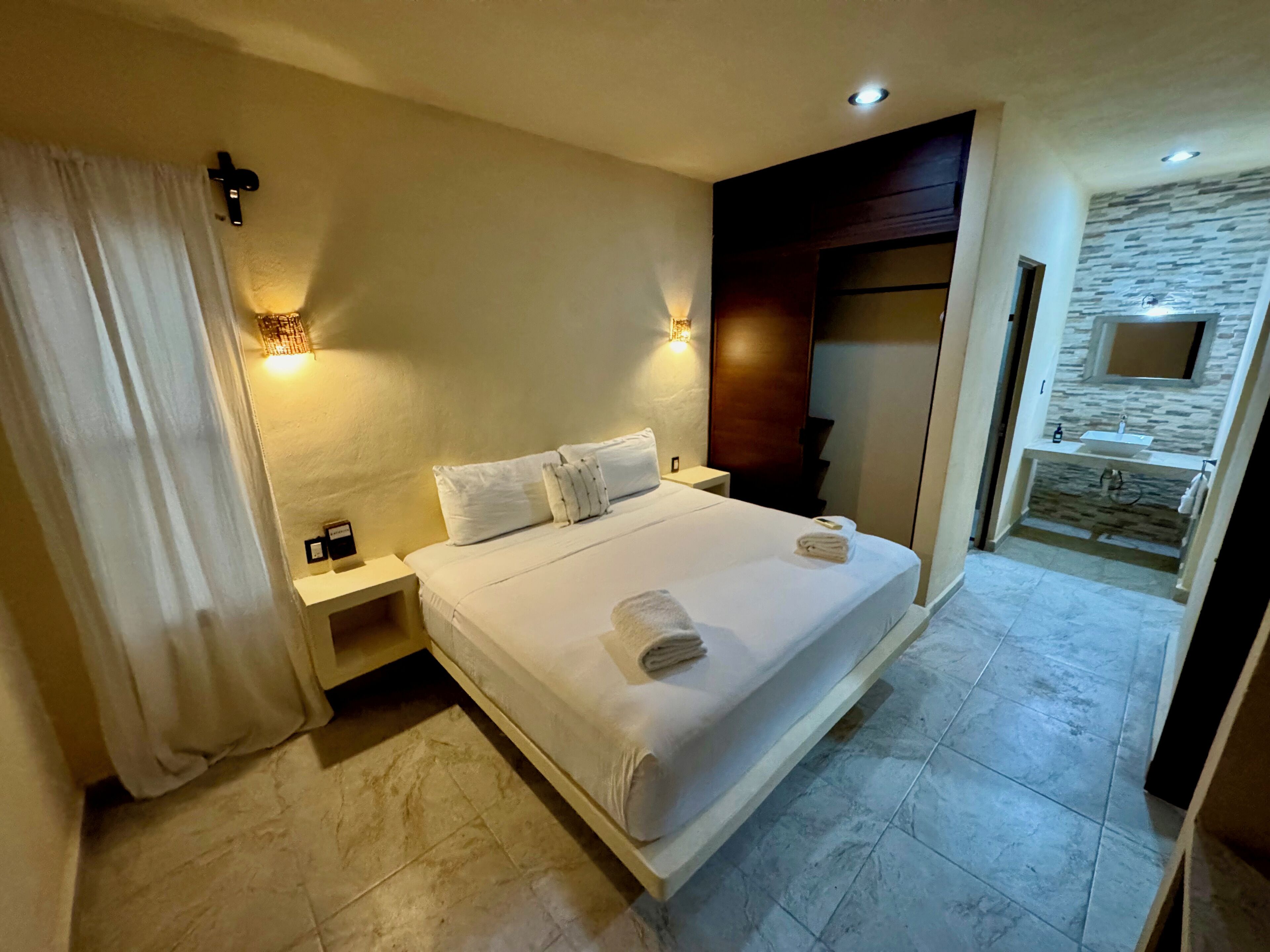 Deluxe Studio | In-room safe, blackout drapes, free WiFi, bed sheets
