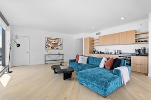 Smart TV - Stunning Hollywood Views: 2BR Steps from Walk of Fame + Rooftop (Los Angeles)