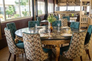 Déjeuner et brunch servis sur place