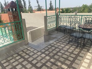 Outdoor dining - Spacious 3-bedroom villa in peaceful 20min Marrakech (Ouled Rahou)