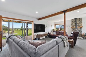 Télévision, cheminée