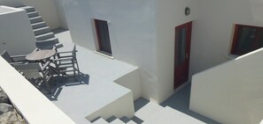 Outdoor dining - Comfort 2-bedroom apartment in Oia (Oia)