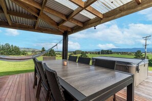 Outdoor dining - Serenity Cottage - John Barron Retreat (Kokotau)