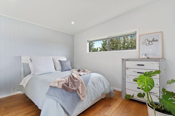 Iron/ironing board, Internet, bed sheets