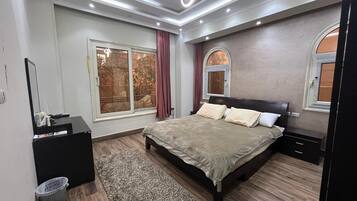 4 bedrooms, iron/ironing board, WiFi, bed sheets