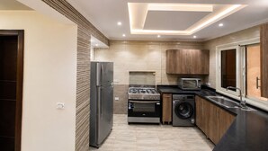 Microondas, horno, placa de cocina y lavavajillas