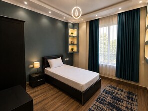 4 bedrooms, iron/ironing board, WiFi, bed sheets