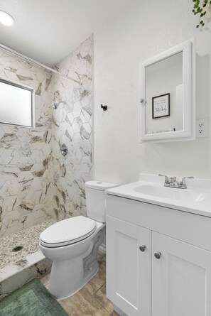 Bathroom - Western Themed 2 Bed in central El Paso 3 min from Refinery (El Paso)