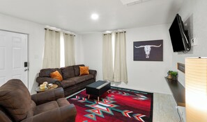Living area - Western Themed 2 Bed in central El Paso 3 min from Refinery (El Paso)
