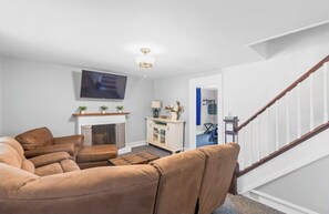 Living area - 5-bedroom charming house 3 miles from the Cooperstown Dreams Park (Milford)