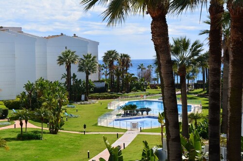 Sea front apartment in Playa Rocio, Puerto Banus with swimming pool and parking
