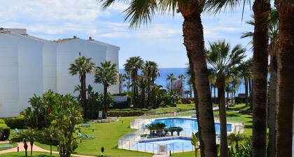 Sea front apartment in Playa Rocio, Puerto Banus with swimming pool and parking