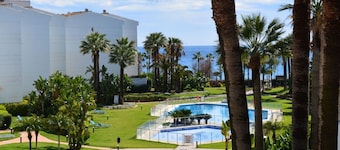 Sea front apartment in Playa Rocio, Puerto Banus with swimming pool and parking