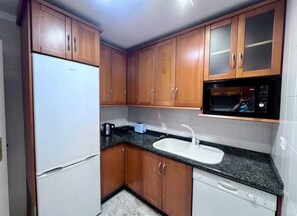 冰箱、微波炉、烤箱、炉灶
