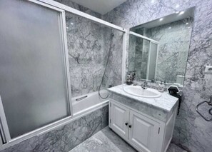 Hair dryer, bidet, towels, soap - Sea front apartment in Playa Rocio, Puerto Banus with swimming pool and parking (Marbella)