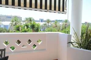 Property grounds - Sea front apartment in Playa Rocio, Puerto Banus with swimming pool and parking (Marbella)
