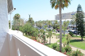 Property grounds - Sea front apartment in Playa Rocio, Puerto Banus with swimming pool and parking (Marbella)