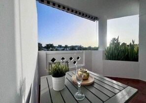 A balcony with a potted plant, a glass, and a decorative bowl. - Sea front apartment in Playa Rocio, Puerto Banus with swimming pool and parking (Marbella)