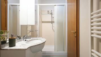 Haartrockner, Bidet, Handtücher, Seife